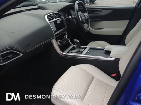 2019 Jaguar XE - thumbnail 5