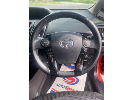 2014 Toyota Prius Alpha - thumbnail 13