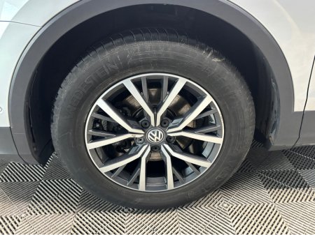 2020 Volkswagen Tiguan CL 2.0 TDI MANUAL 6SPEED FWD 150HP 5DR €24,950 thumbnail