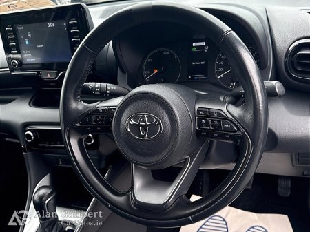 2023 Toyota Yaris 1.5 HYBRID LUNA  AUTO €18,995 thumbnail