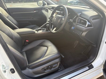 2017 Toyota Camry G Leather Hybrid €20,950 thumbnail