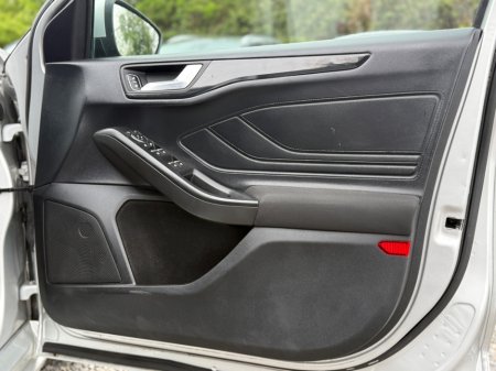 2021 Ford Focus - thumbnail 16