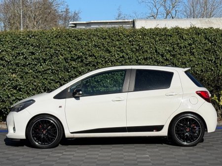 2015 Toyota Yaris - thumbnail 3