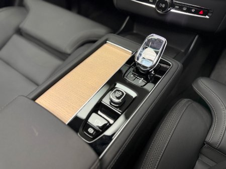 2025 Volvo XC90 PLUS T8 RECHARGE 2.0 PHEV AWD *7 SEATER* €81,990 thumbnail