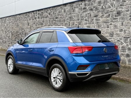 2022 Volkswagen T-Roc DESIGN 1.0 TSI 110HP 5DR €23,950 thumbnail