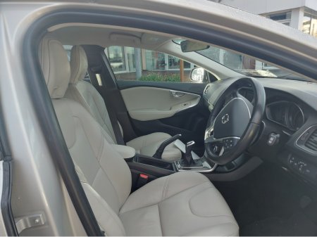 2019 Volvo V40 D3 MOMENTUM ED 5DR €19,950 thumbnail