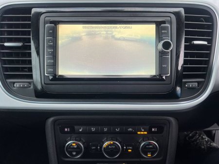 2014 Volkswagen Beetle DESIGN 1.2 TSI // LEATHER HEATED SEATS // PARKING SENSORS // 17" ALLOYS €11,950 thumbnail