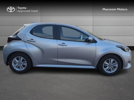 2025 Toyota Yaris - thumbnail 3