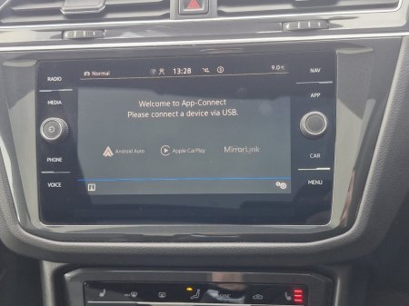 2022 Volkswagen Tiguan R-LINE 2.0 TDI D7F 150HP 5DR AU €41,950 thumbnail