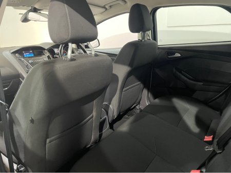 2016 Ford Focus - thumbnail 17