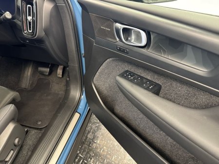 2023 Volvo XC40 - thumbnail 11