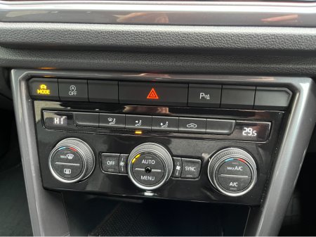 2021 Volkswagen T-Roc R-LINE AUTOMATIC 2.0 DIESEL //LOW MILES//HALF LEATHER SEATS//ADAPTIVE CRUISE CONTROL//REVERSE CAMERA//KEYLESS ENTRY// €27,950 thumbnail