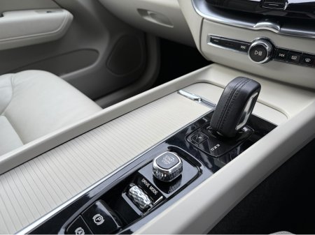 2021 Volvo XC60 2.0D MOMENTUM 5DR AUTO €38,950 thumbnail