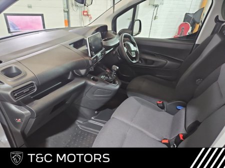 2022 Peugeot Partner Reversing Camera & Sensors, Air Conditioning, Cruise Control, Touch Screen Radio w/ Apple CarPlay & Android Auto €17,995
