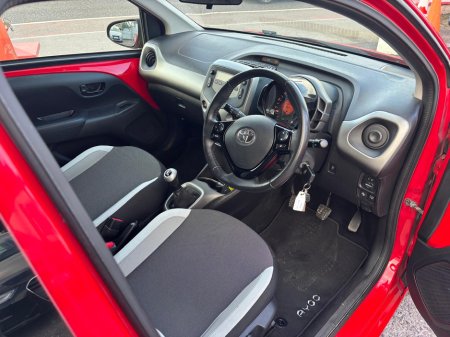 2016 Toyota Aygo - thumbnail 3