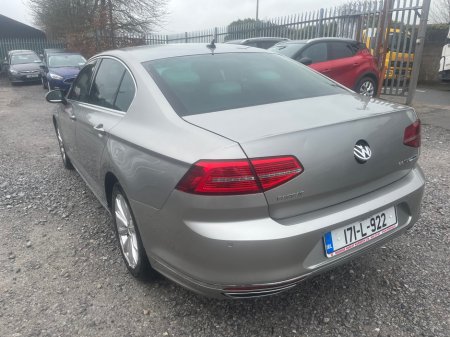 2017 Volkswagen Passat - view 3