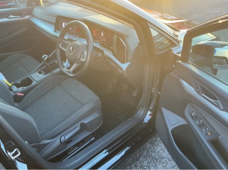 2023 Volkswagen Golf LIFE TDI €29,995 thumbnail