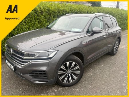 2019 Volkswagen Touareg - view 4
