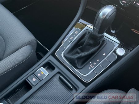 2017 Volkswagen Golf HIGHLINE , AUTO // LOW MILEAGE €17,950 thumbnail