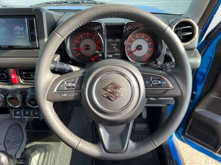 2023 Suzuki Jimny 1.5 ALL-WHEEL-DRIVE // LOW MILEAGE - 6, 400 KM // LOW RATIO TRANSFER BOX // DIGITAL CLIMATE CONTROL // 4 SEATS €31,950