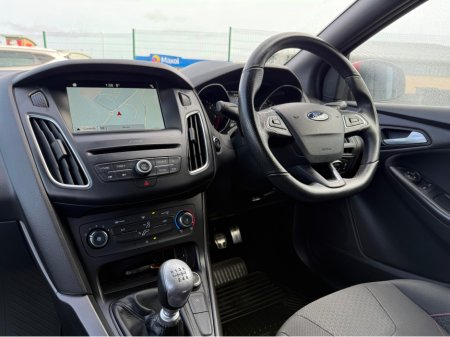 2017 Ford Focus - view 3