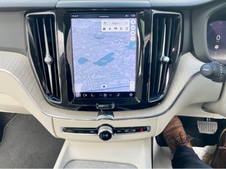 2023 Volvo XC60 T6 RECHARGE PHEV PLUS DARK AWD AUTO 5DR €39,995 thumbnail