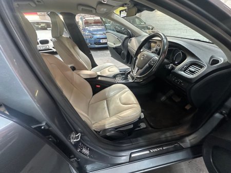 2019 Volvo V40 D3 (150hp) Momentum Edition Geartronic €15,888 thumbnail