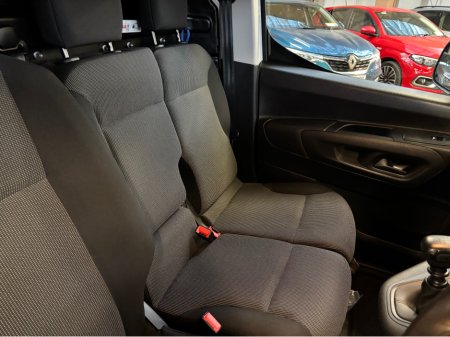 2024 Citroen Berlingo LX BLUEHDI 100 LWB Only 17000 kms THIS PRICE IS VAT INCLUSIVE Finance Available own this van from €90 per week €20,999 thumbnail