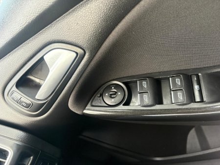 2018 Ford Focus - thumbnail 10