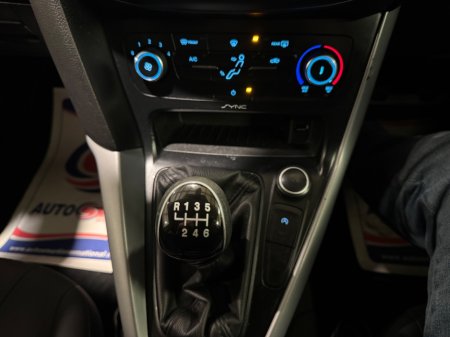 2015 Ford Focus - thumbnail 23