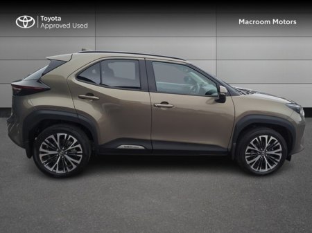 2025 Toyota Yaris Cross - thumbnail 3