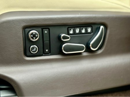 2016 Bentley Bentayga W12 600BHP AWD 5DR A €118,950 thumbnail