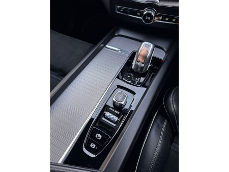 2018 Volvo XC60 2.0 T8 R-DESIGN PRO AWD 303PS AUTO B4 MOMENTUM 197HP 5DR A €29,800 thumbnail