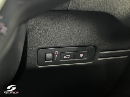 2022 Volvo XC40 (221) R-DESIGN T4 RECHARGE AUTO €33,995 thumbnail