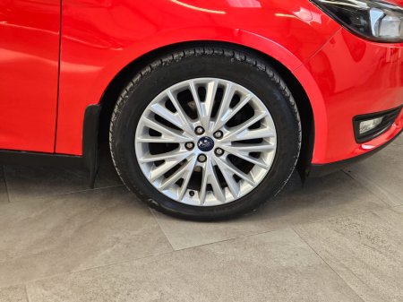 2016 Ford Focus - thumbnail 5