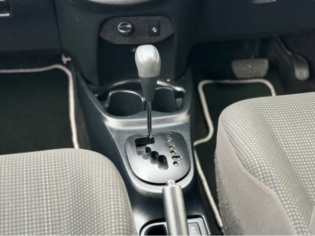 2019 Toyota Yaris - thumbnail 38