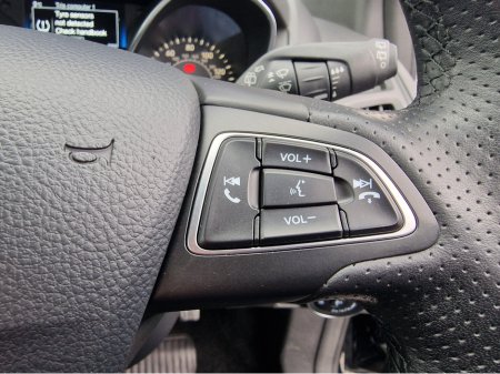 2018 Ford Focus - thumbnail 16