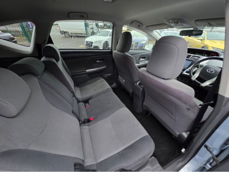 2013 Toyota Prius Alpha - thumbnail 8