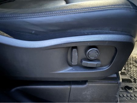 2023 Land Rover Defender - thumbnail 14