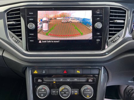 2020 Volkswagen T-Roc SPORT 2.0 TDI // APPLE CARPLAY/ANDROID AUTO // DUAL ZONE CLIMATE CONTROL // 18" ALLOYS €24,900 thumbnail