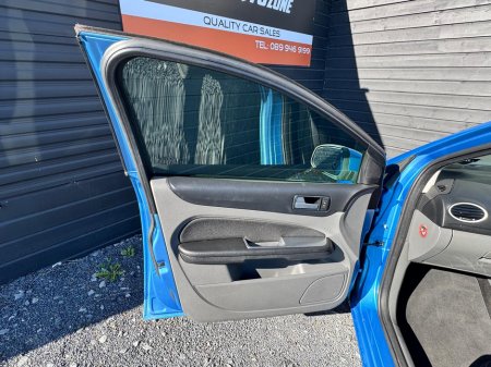 2010 Ford Focus - thumbnail 14