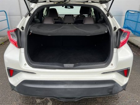 2019 Toyota C-HR 1.8 HYBRID // DIAMOND CUT ALLOYS // HALF LEATHER HEATED SEATS // DUAL ZONE CLIMATE CONTROL €19,900 thumbnail