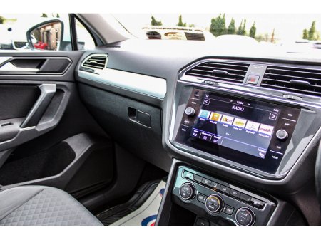 2018 Volkswagen Tiguan - thumbnail 18