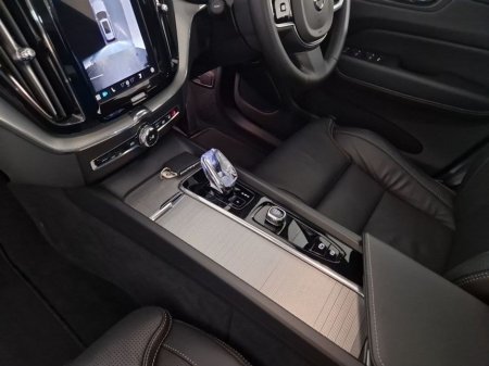 2025 Volvo XC60 T8 AWD PHEV Ultra Black Edition €71,950 thumbnail