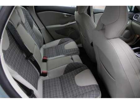 2018 Volvo V40 - thumbnail 16