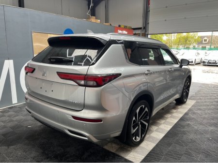 2023 Mitsubishi Outlander - view 2