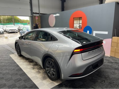 2025 Toyota Prius - thumbnail 4