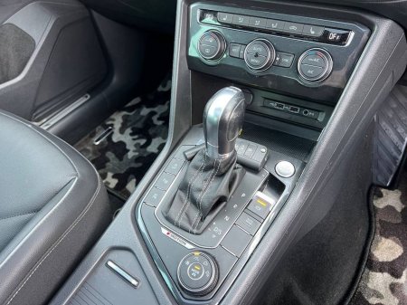 2020 Volkswagen Tiguan R-LINE 4MOTION 2.0 TDI * HUGE SPEC * // OPENING PAN ROOF // 360 PARKING CAMERAS // HEADS UP DISPLAY // APPLE CARPLAY/ANDROID AUTO €34,950 thumbnail