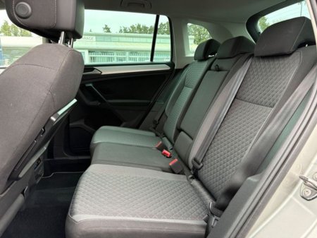 2017 Volkswagen Tiguan - thumbnail 39