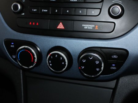 2015 Hyundai i10 - thumbnail 18